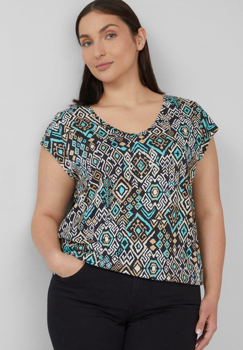 Korte mouwen top met een geometrisch patroon in blauw, beige en zwart. V-hals ontwerp met een relaxte pasvorm en zachte stof.