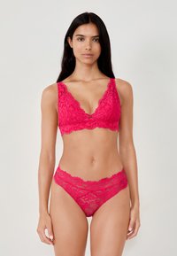 Set di bralette in pizzo e perizoma abbinato in un vivace rosa. Presenta un motivo in pizzo floreale, bordi scallop e una texture morbida e confortevole.