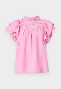 Blouse rose avec des manches courtes à volants, détails froncés au niveau du buste et col montant. Tissu léger et texturé avec une finition douce.