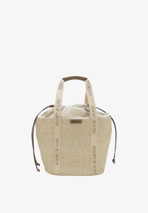 Beige strikket tote taske med stof snørelukning og mærkede "JOOP! JEANS" stoffhåndtag.