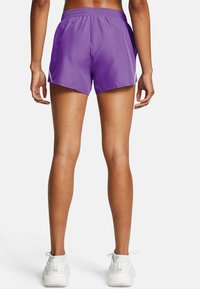Under Armour FLY-BY - Spordišortsid - lavish