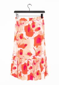 Blommig midikjol i lätt tyg, med en persikofärgad bas och stora röda och rosa blommönster samt en ruffled nederkant.