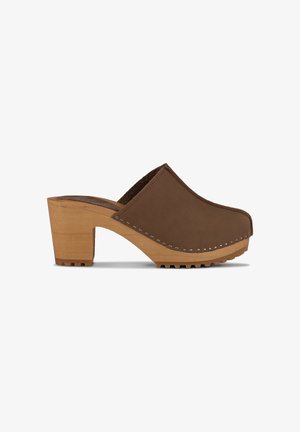 Zueco de cuero marrón con tacón ancho de madera, parte trasera abierta y suela cosida, mostrado de perfil lateral sobre fondo blanco.