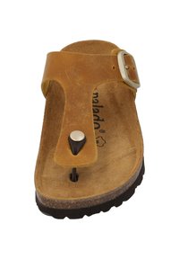 Infradito in pelle marrone con una sola cinghia e fibbia. Presenta una soletta in suede e una suola in gomma testurizzata per una buona presa.