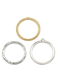 Drei Ringe auf einem weißen Hintergrund: ein strukturierter Goldring oben, ein silberner Ring mit gewelltem Design links und ein glatter Silberring rechts.