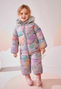 Gestepptes, mehrfarbiges Schneewochenende mit verspielten Mustern, grauer Kunstfellkapuze und Reißverschluss. Kombiniert mit pinkfarbenen Gummistiefeln.
