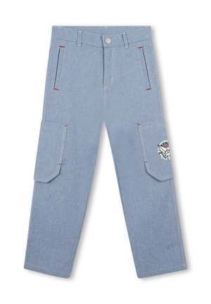 Pantalons en denim bleu clair à coupe droite, avec des accents de couture rouge, deux poches latérales et des poches cargo, avec un patche logo sur un côté.
