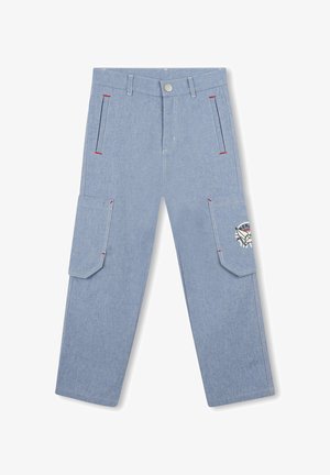 Pantalons en denim bleu clair à coupe droite, avec des accents de couture rouge, deux poches latérales et des poches cargo, avec un patche logo sur un côté.