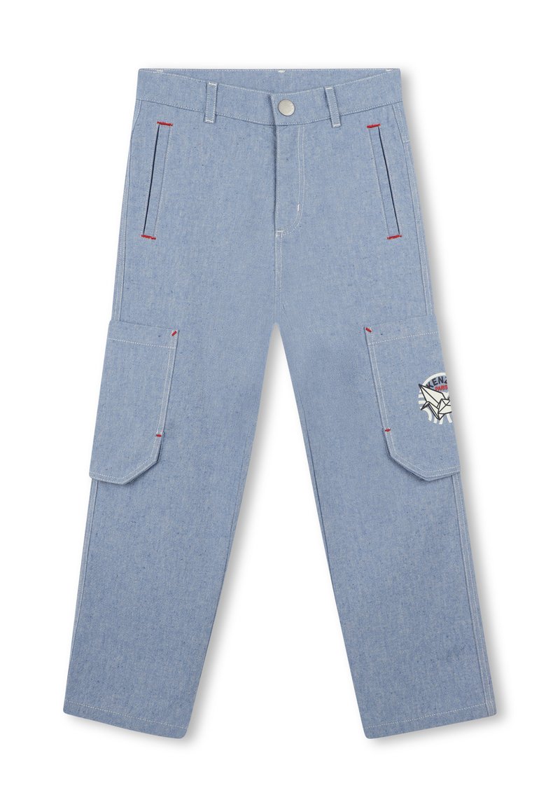Lichtblauwe denim broek met een rechte snit, rode stiksels, twee zijzakken en cargozakken, voorzien van een logo-opdruk aan de zijkant.