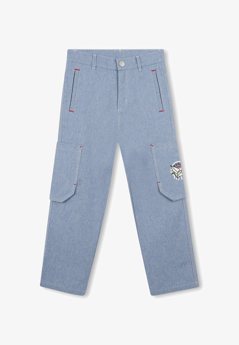 Pantalons en denim bleu clair à coupe droite, avec des accents de couture rouge, deux poches latérales et des poches cargo, avec un patche logo sur un côté.
