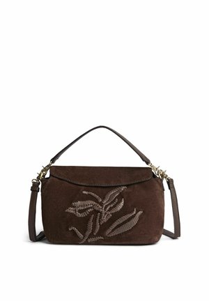 Sac à main en daim marron foncé avec poignée courte, bandoulière longue amovible et motif floral brodé sur le rabat avant.
