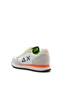 Sneaker con una toma superiore in suede bianco e grigio, accenti verde neon, logo nero e dettagli arancioni sul tallone e sulla suola. Design classico.