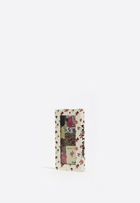 Funda de teléfono en una caja decorada con estampados florales, una mezcla de colores vibrantes y texturas variadas. Nombre de la marca "BIMBA Y LOLA" mostrado de manera prominente.