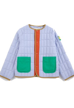 Veste matelassée bleu clair avec patte de boutonnage orange à l'avant, poches plaquées vertes et bordure marron aux poignets et au col.