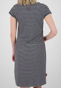 Raidallinen mekko, jossa on istuva vyötärö, lyhyet hihat ja kiristetty selkäosa, valmistettu pehmeästä ja kevyestä kankaasta tummansinisenä ja valkoisena.