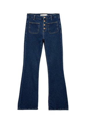 Mørkeblå flare jeans med forlommer og fire synlige kobberknapper i taljen og lynlåsen.