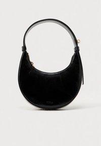 Juoda odinė rankinė, turinti išlenktą mėnulio formos siluetą, pasižyminti lygiu paviršiumi ir viršutine rankena. Komplekte yra auksinės spalvos užtrauktuko detalės.