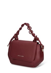 Borsa a tracolla in ecopelle color marrone scuro con manico intrecciato, dettagli in metallo dorato e chiusura a patta. Presenta una superficie testurizzata e un dettaglio con il logo.