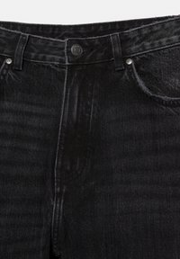 Nahaufnahme der Taille einer schwarzen Denim-Jeans mit sichtbarem Knopf, Gürtelschlaufen und vorderen Taschen.