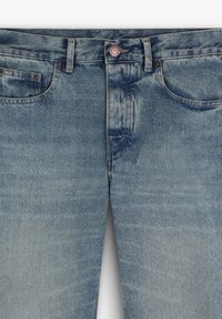 Jeans de mezclilla azul claro con una textura suave, que cuentan con un cierre de botón, un diseño de cinco bolsillos y patrones de decoloración sutiles en toda la prenda.