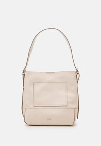 Sac bandoulière en cuir beige au fini texturé, avec une poche avant, une sangle réglable et un design minimaliste.