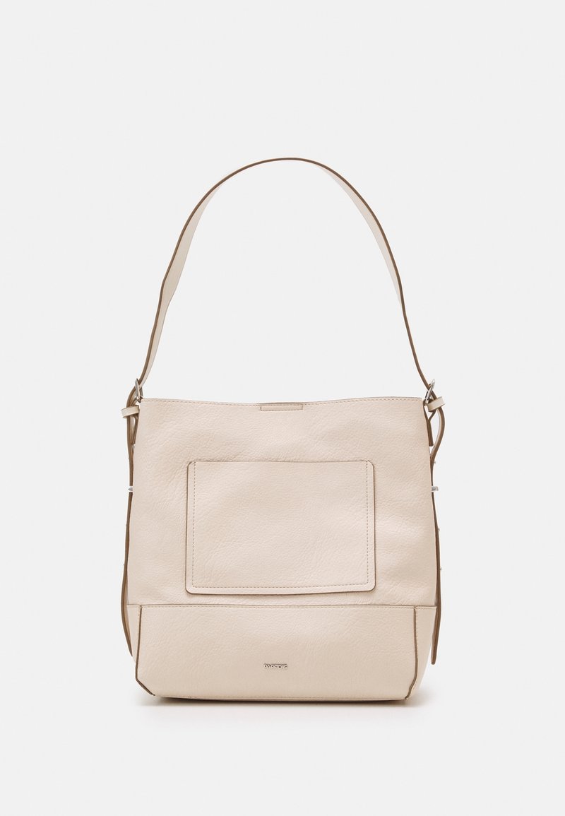 Sac bandoulière en cuir beige au fini texturé, avec une poche avant, une sangle réglable et un design minimaliste.