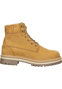 Skórzane ankle boots w kolorze tan z okrągłym noskiem, kontrastującą białą podeszwą środkową, sznurowanym przodem i logo z tyłu. Teksturowana powierzchnia i solidna podeszwa.