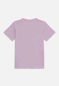 Camiseta de manga corta y cuello redondo en púrpura claro, de suave tela de algodón, con dobladillos cosidos de manera uniforme y sin logotipos ni patrones visibles.