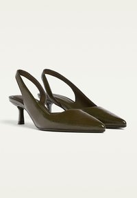 Scarpe slingback a punta in pelle verde oliva scuro con finitura testurizzata e tacco a stiletto basso.
