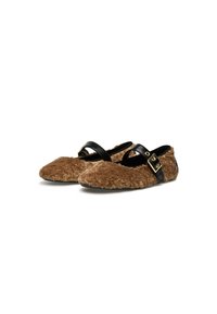 Ballerine marroni in pelliccia con una strap nera in pelle e dettagli in oro, caratterizzate da una punta arrotondata e una texture morbida.