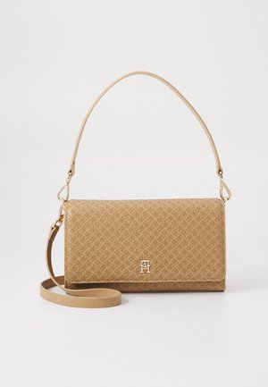 Torebka ze skórzanego brązowego skóry z tłoczonym wzorem, złotym logo na przedniej klapie i odpinanym paskiem na ramię, przedstawiona na białym tle.