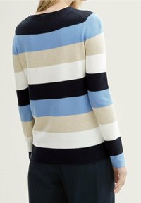 Randig stickad tröja med horisontella band i ljusblått, beige, vitt och marinblått. Texturerad tyg med klassisk rund halsringning.
