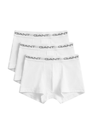 Drei weiße Herrenboxershorts gestapelt, jeweils mit einem weißen elastischen Bund mit schwarzem "GANT"-Schriftzug.