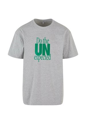 Grijze katoenen T-shirt met een ronde hals en korte mouwen, met de tekst "Do the UN expected" in het groen.