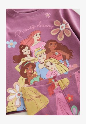 Paarse pyjama set met cartoon prinsessen. Lange mouwen top met de tekst "Prinsessen dromen", de broek heeft bloempatronen en verschillende prinsessen.