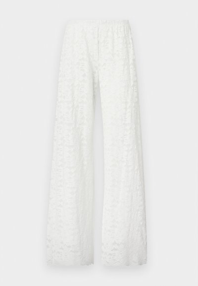 Pantaloni bianchi a gamba larga con un elastico in vita, che presentano un motivo in pizzo floreale testurizzato su tutto il tessuto.