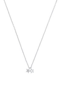 Silverhalsband med en kedja som har två stjärnformade hängen, ett prytt med glittrande stenar och det andra en enkel kontur.