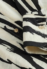 Next THROUGH WITH HARDWEAR - REGULAR FIT - Skjortebluser - monochrome abstract print