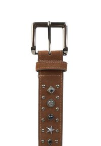 Cinturón de ante marrón con una hebilla metálica plateada brillante, decorado con varios tachuelas metálicas de diferentes formas y tamaños a lo largo de la correa.