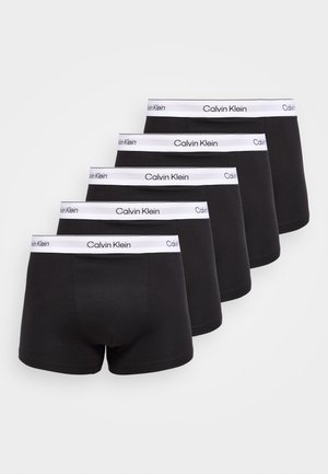 Fem sorte boxershorts med hvide taljebånd, hver med "Calvin Klein"-logoet i sort tekst på fronten.