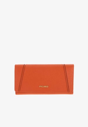 Portefeuille en cuir orange au design structuré, avec des accents de couture diagonale et un logo doré. Texture lisse et profil mince.