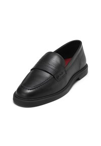 Sorte læder slip-on loafers med syet detaljering, gummisål og en rød indvendig foring.