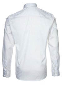 Camicia bianca a maniche lunghe con colletto classico, texture liscia, polsini con bottoni e design con spalla posteriore, che offre un aspetto pulito e su misura.