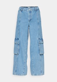 Lysblå denim cargo bukser med brede ben, der har to sidelommer, synlig syning og en knaplukning ved taljen.