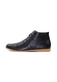 Botas de cuero negras hasta el tobillo con un acabado suave, puntera redonda, detalles en costura y una suela de goma marrón, con dos ojetes y sin marcas visibles.