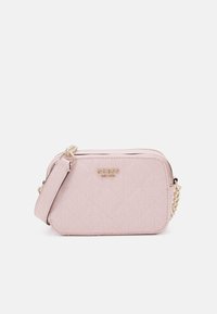 Różowa pikowana torebka z złotymi okuciami, zamknięciem na zamek błyskawiczny, regulowanym paskiem oraz tłoczonym logo na przedniej stronie.