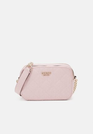 Różowa pikowana torebka z złotymi okuciami, zamknięciem na zamek błyskawiczny, regulowanym paskiem oraz tłoczonym logo na przedniej stronie.