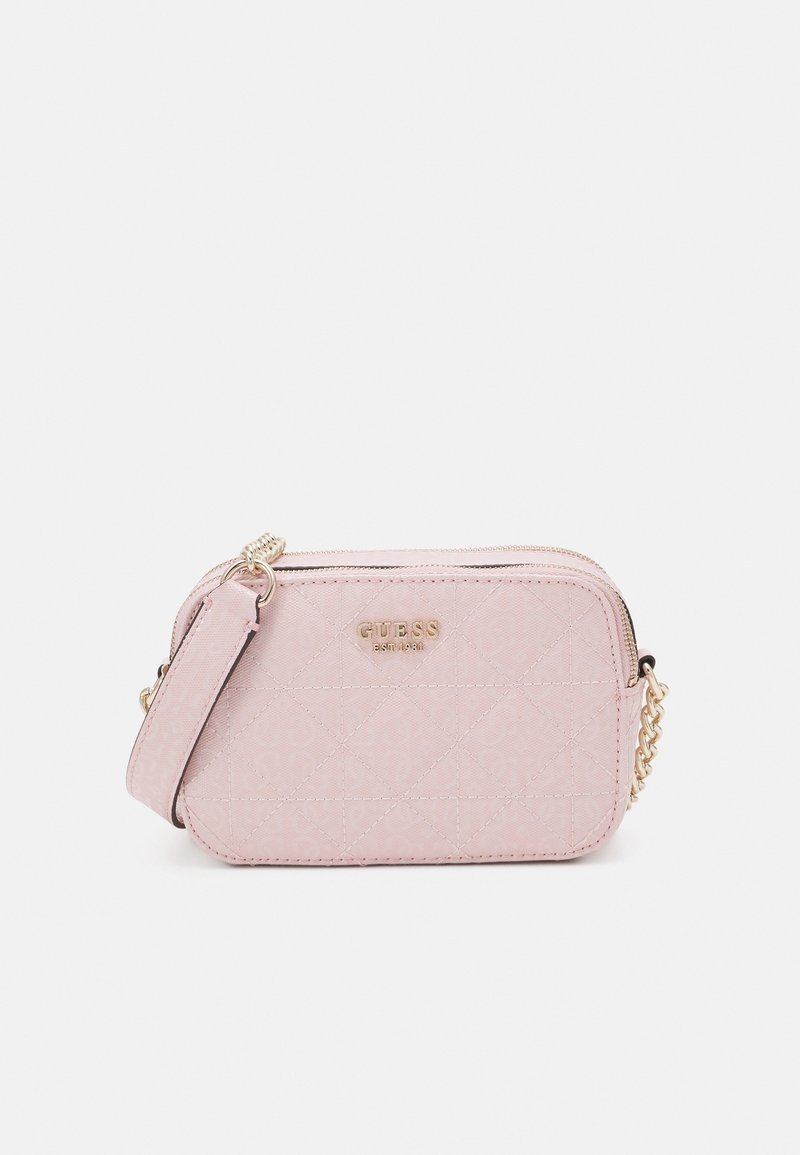 Różowa pikowana torebka z złotymi okuciami, zamknięciem na zamek błyskawiczny, regulowanym paskiem oraz tłoczonym logo na przedniej stronie.