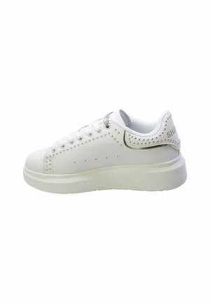 Sneaker bianco con punta arrotondata, parte superiore testurizzata, borchie decorative lungo il lato e tallone imbottito. Suola bianca spessa con dettagli minimi.