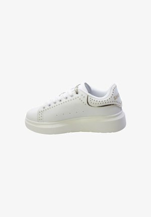 Sneaker bianco con punta arrotondata, parte superiore testurizzata, borchie decorative lungo il lato e tallone imbottito. Suola bianca spessa con dettagli minimi.